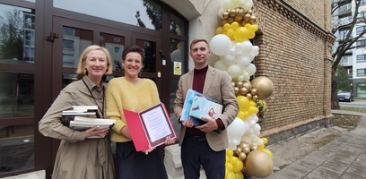 Bibliotekininkų dovana pradžiugino „Senjorų avilio“ bendruomenę