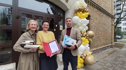 Bibliotekininkų dovana pradžiugino „Senjorų avilio“ bendruomenę