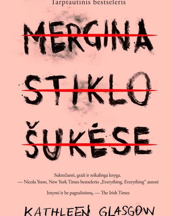Mergina stiklo šukėse